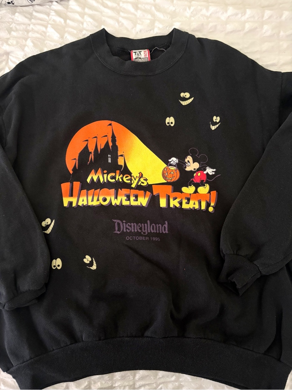 1995 Vintage Disney Mickey’s Halloween Treat Disneyland Sweatshirt